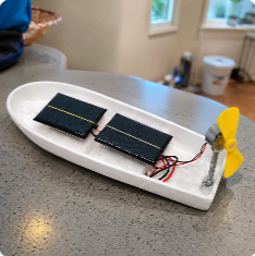 Barco movido a energia solar, com placas e hélice