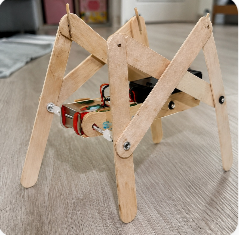 Robô de quatro pernas feito com palitos de madeira e motor
